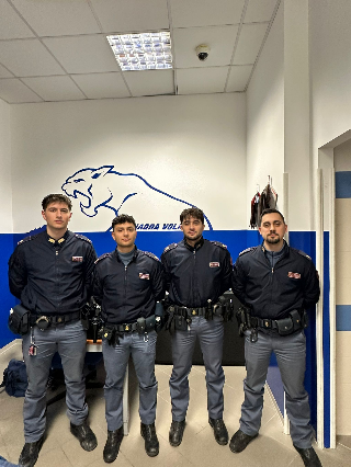Fermo - Donna ubriaca tenta di farsi investire, salvata dalla polizia